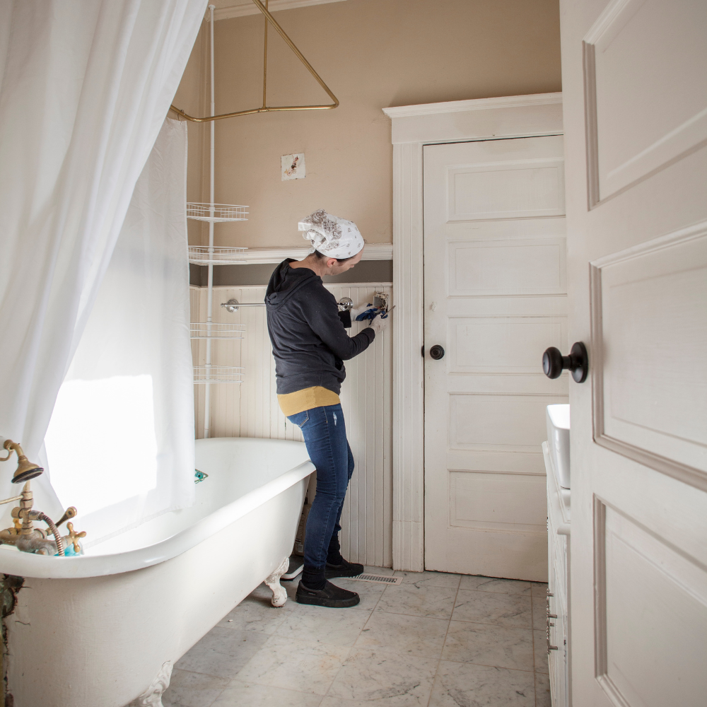 Elektra verwerken in de muur van de badkamer