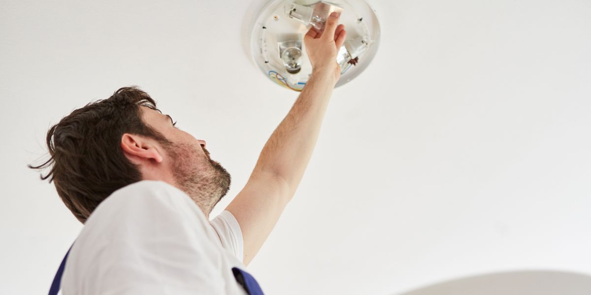 Waar op letten bij het installeren van verlichting rondom huis gedurende de donkere dagen